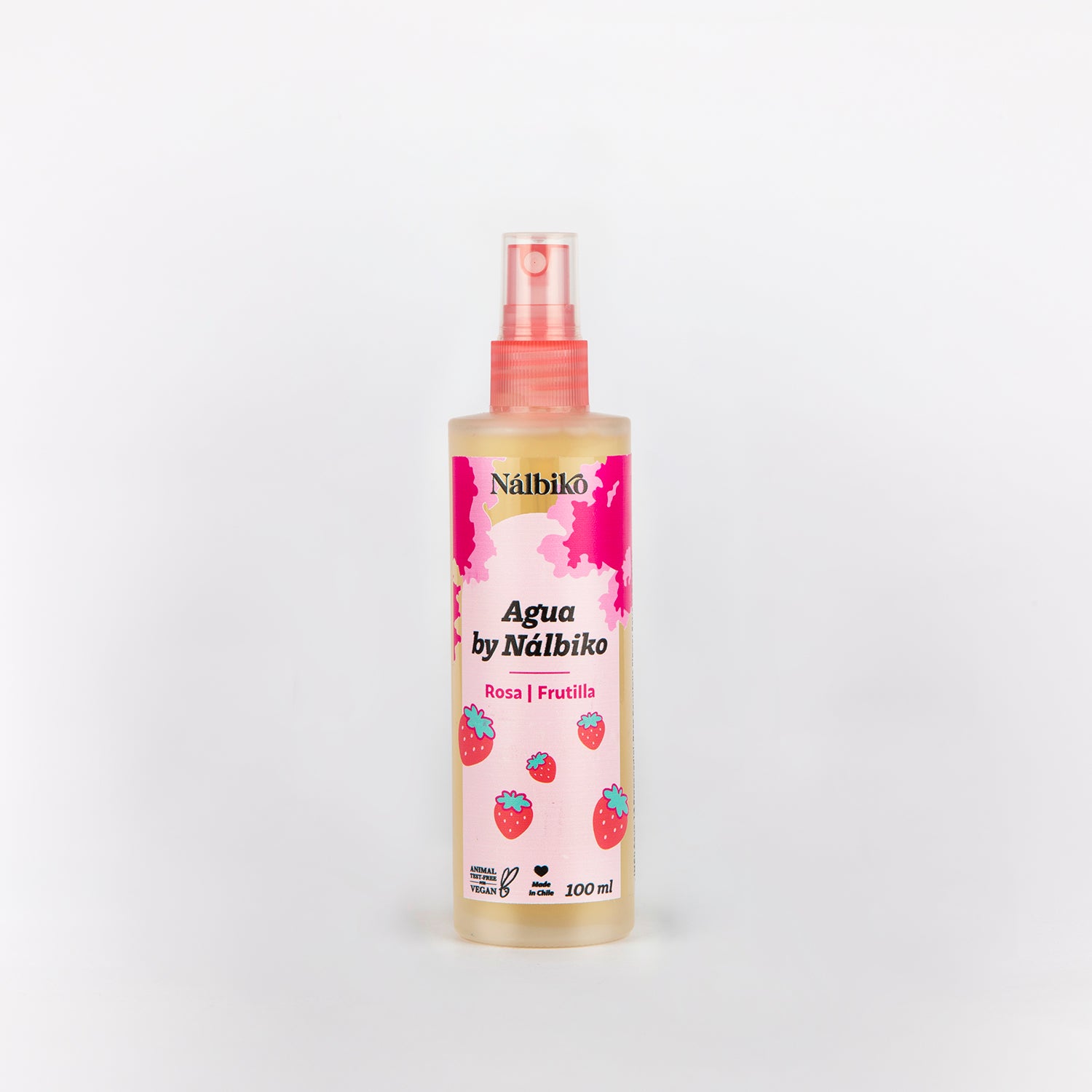 Envase de vidrio transparente de 100 ml de forma alargada. Tiene un diseños en colores rosados donde se ven ilustradas unas hojas y frutillas. Tiene una válvula spray color rosado para la aplicación del productos. 